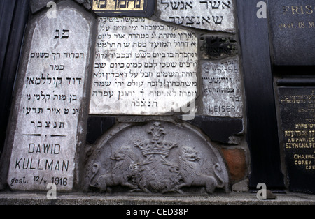 Pila di vecchie lapidi ebraiche presso il vecchio cimitero ebraico nel quartiere di Kazimierz, Cracovia Polonia Foto Stock
