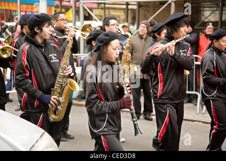 2012: giovani musicisti marzo nel nuovo anno cinese Parade di Chinatown, New York City. Foto Stock