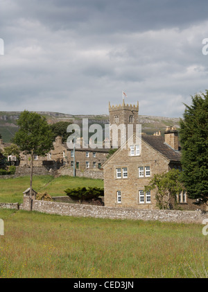Askrigg villaggio e chiesa, North Yorkshire, Inghilterra, Regno Unito con Fremington Edge sullo sfondo Foto Stock