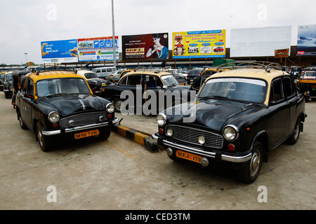 Hindustan Ambasciatore taxi a Mysore stazione ferroviaria, Karnataka, India Foto Stock