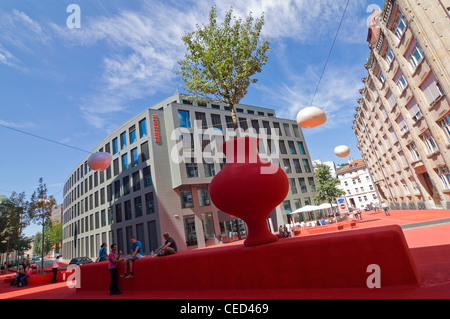 In orizzontale ampia angolazione del bizzarro rosso tappezzate di polimero Stadtlounge, City Lounge nel centro di San Gallo in una giornata di sole Foto Stock