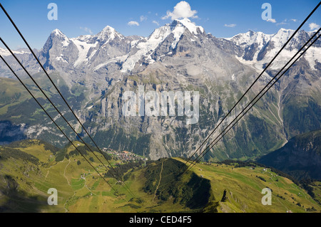 In orizzontale ampia angolazione del Schilthorn cavo cavi auto con spettacolari vedute di Jungfrau, il Mönch e l'Eiger in una giornata di sole Foto Stock