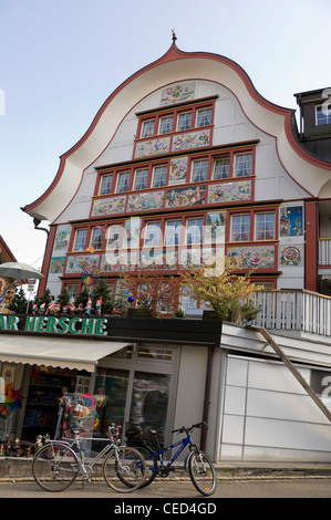 Chiudere verticale di Bazar Hersche, una fantastica casa dipinta in Appenzell su una luminosa giornata di sole. Foto Stock