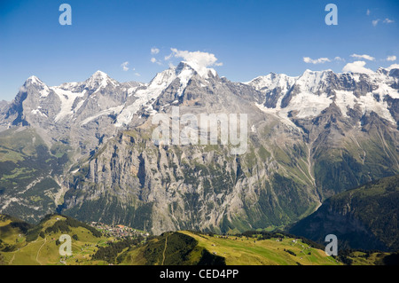 Orizzontale di un ampio angolo di visione della Jungfrau, il Mönch e l'Eiger nelle Alpi Bernesi su un luminoso giorno chiaro. Foto Stock