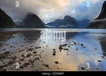 Tramonto su una nebbiosa Milford Sound in inverno Foto Stock