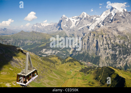 In orizzontale ampia angolazione del Schilthorn funivia con spettacolari vedute di Jungfrau, il Mönch e l'Eiger su una luminosa giornata di sole. Foto Stock