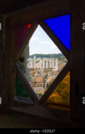 Verticale di un ampio angolo di visione di Sciaffusa attraverso una vecchia finestra di vetro colorato all'interno del Munot, su una luminosa giornata di sole. Foto Stock