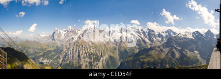 Orizzontale (3 picture stitch) vista panoramica delle Alpi Bernesi in un giorno chiaro con il Jungfrau, il Mönch e l'Eiger visibile. Foto Stock