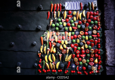 Frigo magneti vegetale all'entrata del vecchio Misir Carsisi Spice Market Istanbul Turchia Foto Stock