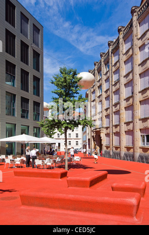 Verticale ampia angolazione del bizzarro rosso tappezzate di polimero Stadtlounge, City Lounge, nel centro della città vecchia di San Gallo. Foto Stock