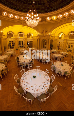 Il Berlioz lounge della Vichy Opera preparata per un ricevimento (Centro Congressi - Vichy - Allier - Auvergne - Francia). Foto Stock