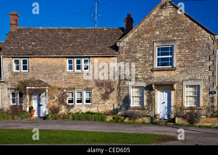 Tradizionale tipica Cotswold cottage in pietra nel villaggio inglese di Biddestone, Wiltshire, Inghilterra, Regno Unito Foto Stock