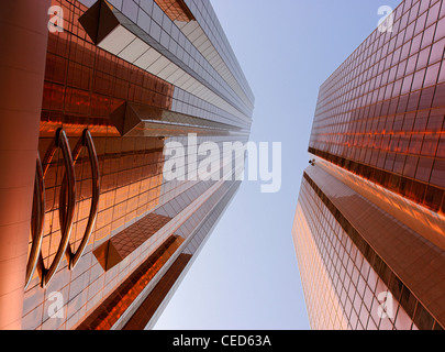 Rame-facciate colorate di torri di uffici, architettura moderna, Sheikh Zayed Road, Al Satwa, Dubai, Emirati Arabi Uniti Foto Stock