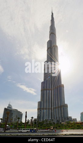 Retroilluminazione, Burj Khalifa, BURJ CHALIFA, la torre più alte del mondo, 828m di altezza, il centro cittadino di Dubai, Emirati Arabi Uniti Foto Stock