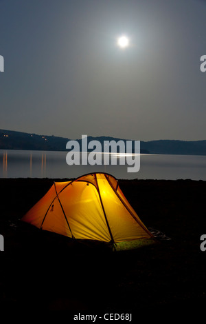 Tenda gialla sulla costa del lago vlasinsko in Serbia - I Balcani di notte. Foto Stock