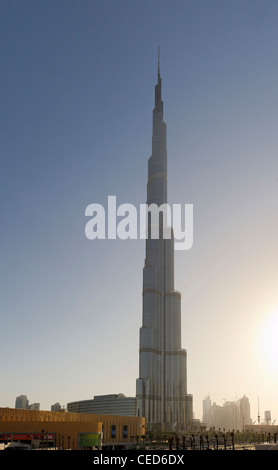 Il Burj Khalifa, BURJ CHALIFA, la torre più alte del mondo, 828m di altezza nella serata di sun, Downtown Dubai, Regno emirato Arabo Foto Stock