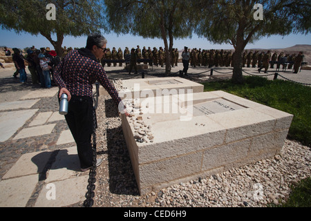 Israele, il Neghev Sde Boker, recinto di primo Primo Ministro israeliano David Ben-Gurion e sua moglie Paola, con visitatori, NR Foto Stock