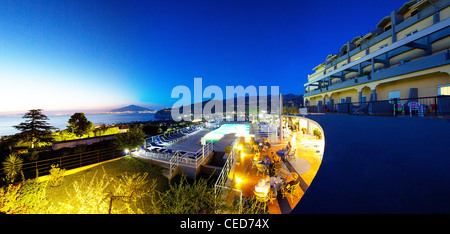 Panorama da 'Art Hotel Gran Paradiso' Sorrento piscina di notte Napoli, Sant' Agnello vicino a Sorrento, Italia Foto Stock