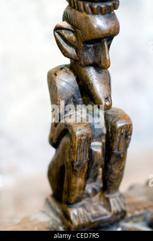 In legno intagliato figura maschile seduto Foto Stock