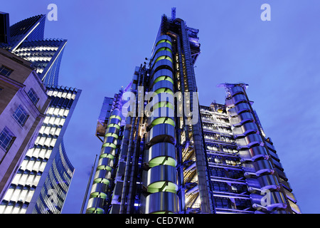 Architettura moderna al crepuscolo, Lloyd's, Lloyds Building, Torre dell'architetto Richard Rogers, City of London, Londra, Inghilterra Foto Stock