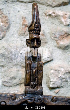 In legno intagliato figura maschile seduto Foto Stock