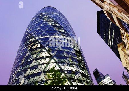 Architettura mista, crepuscolo, moderno e architettura classica, Swiss Re Tower, il Gherkin Tower, Londra, Inghilterra Foto Stock