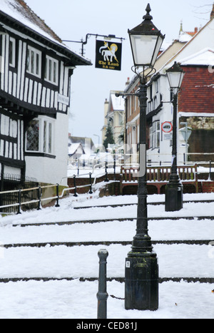 La città vecchia di Eastbourne con la struttura di legno di agnello Inn sulla sinistra, risalente al XII secolo (1180 AD). Foto Stock