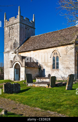 Basilica di San Nicola, un tipico inglese tradizionale villaggio di campagna chiesa in Slaughterford, Wiltshire, Inghilterra, Regno Unito Foto Stock