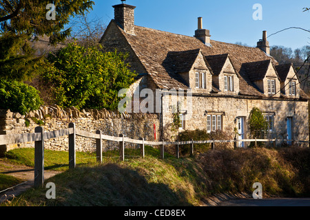 Una fila di Cotswold cottage in pietra lungo il percorso del paese attraverso il villaggio di Slaughterford, Wiltshire, Inghilterra, Regno Unito Foto Stock