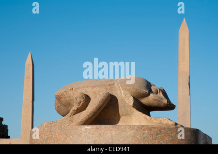 Statua di un gigante scarabeo scarabeo Khepri rappresenta il sole, con obelischi oltre al complesso del Tempio di Karnak e Luxor Foto Stock