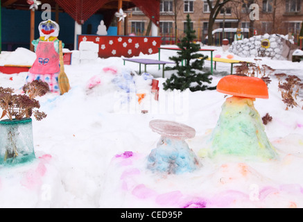 Parco giochi per bambini nel cortile in inverno Foto Stock