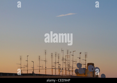 Silhouette di antenne televisive sul tetto Foto Stock