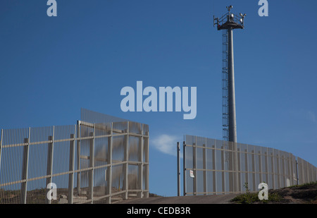 Torre di sorveglianza a US-frontiera messico Foto Stock