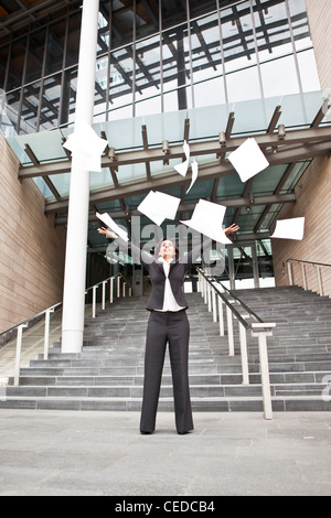 Imprenditrice indiano gettando le carte in aria Foto Stock