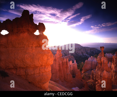 Il Thor del martello e altri hoodoos visto all alba da Navajo Loop Trail nel Parco Nazionale di Bryce Canyon nel sud dello Utah, Stati Uniti d'America Foto Stock