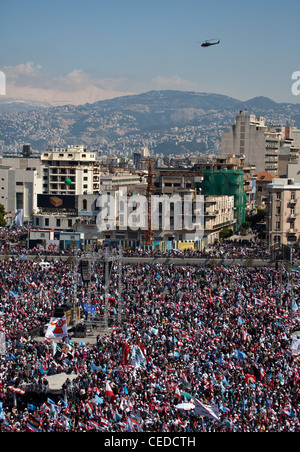 Fino a un massimo di un milione di persone riempire Piazza Martiri a Beirut, in Libano. Montagne innevate si vede oltre il centro torri Foto Stock