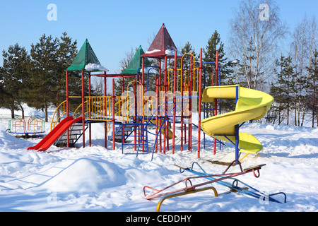 Parco giochi per bambini in inverno Foto Stock