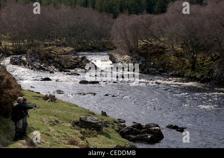 I pescatori di salmone sulle rive del fiume Oykel, Sutherland, Scotland, Regno Unito Foto Stock