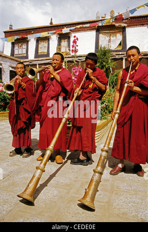 Monaci Tibetani giocando cerimoniale tradizionale musical strumenti a fiato presso il tempio vicino a Lhasa Foto Stock