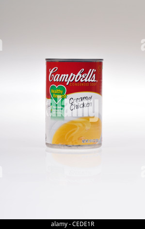 Non aperto di Campbells richiesta sani di crema di zuppa di pollo su sfondo bianco isolare NEGLI STATI UNITI. Foto Stock