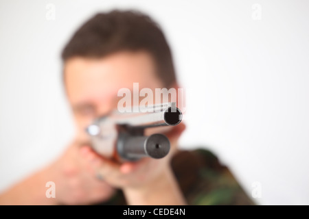 L uomo ha sottolineato dalla pistola, focus sul muso Foto Stock