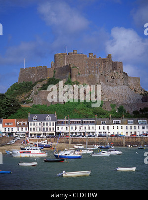 13th ° secolo Monte Orgueil Castello attraverso Gorey Harbour, Gorey, Saint Martin Parish, Jersey, Isole del canale Foto Stock