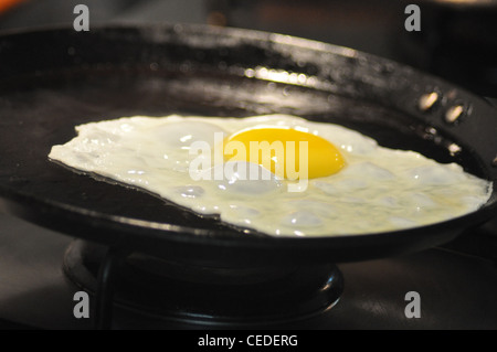 Essendo di uovo fritto in una padella calda Foto Stock
