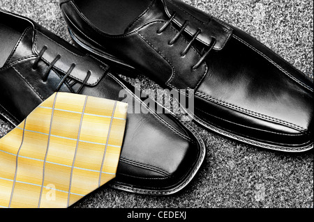 Una coppia di cuoio nero scarpe vestito con una cravatta gialla Foto Stock