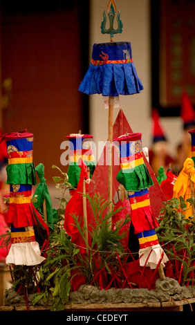 Oggetti rituali per la cerimonia di Losar in un monastero buddista, il Sikkim, India Foto Stock