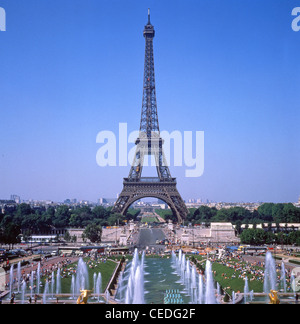 La Torre Eiffel e il Parc du Champ-de-Mars dal Trocadéro sito del Palais de Chaillot, Parigi, Île-de-France, Francia Foto Stock