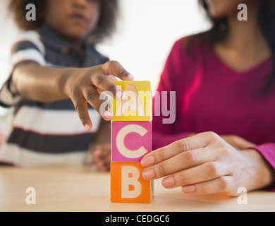 African American madre e figlio giocando con blocchi Foto Stock