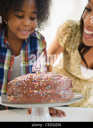 African American madre e figlio con torta di compleanno Foto Stock