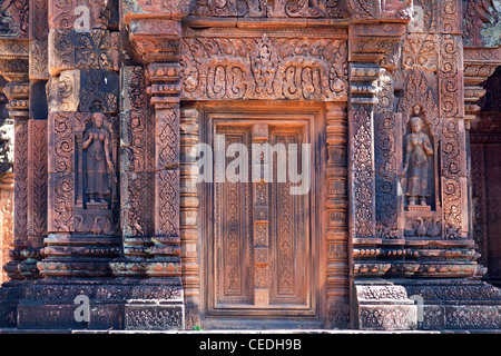 Le statue antiche nel tempio Banteay Srei, Cambogia Foto Stock