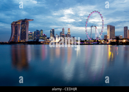 La città di Singapore, Singapore - 3 February, 2012: guardando attraverso il Marina Bay a Singapore il distretto centrale degli affari al crepuscolo. Foto Stock